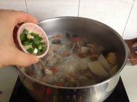 白萝卜春笋筒骨汤的做法