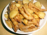土豆焖鸡爪的做法