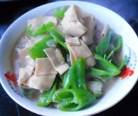 干豆腐烩尖椒的做法