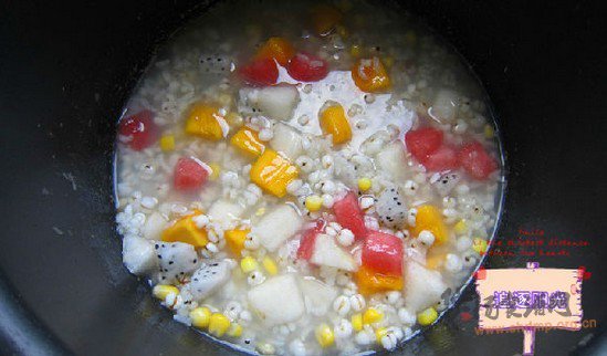 五彩斑斓果肉薏米粥的做法