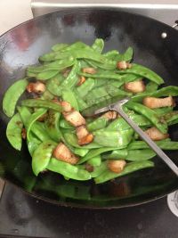 豌豆炒肉的做法