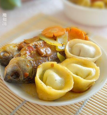 鲜辣锅贴炖酥鱼的做法
