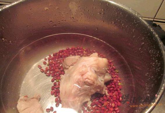 南瓜红豆炖大骨的做法