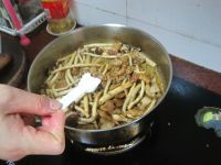 五花肉炒茶树菇的做法