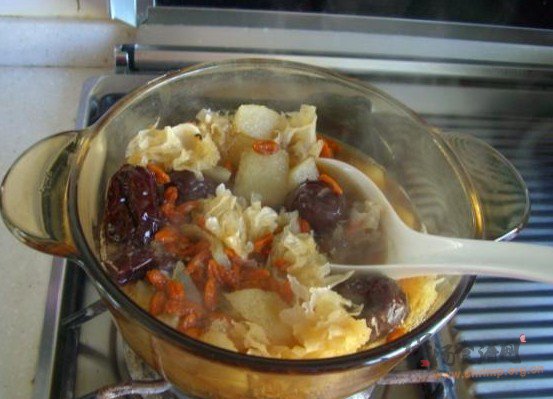 银耳百合梨汤的做法