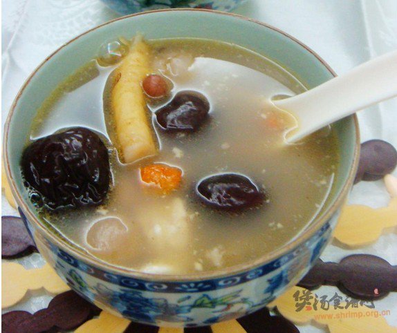 红枣花生鸡脚汤的做法