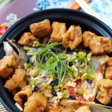 油豆腐焖鱼头的做法