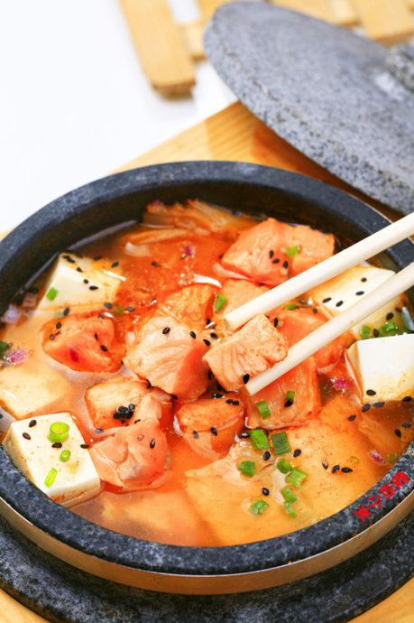 石锅三文鱼豆腐汤的做法