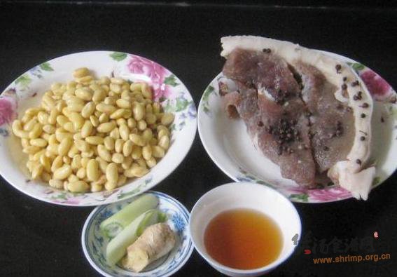 咸猪腿肉炖黄豆的做法