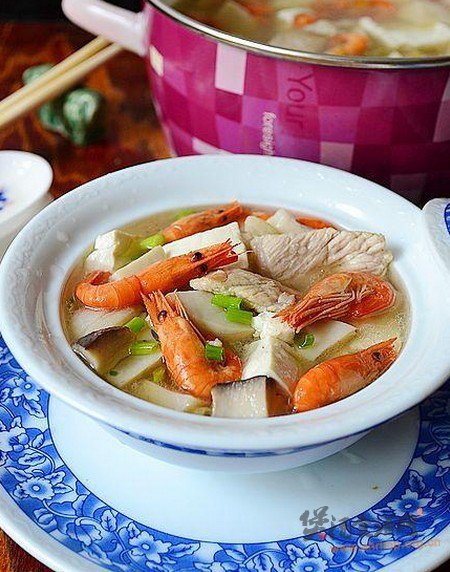 杏鲍菇鲥虾肉片豆腐汤的做法