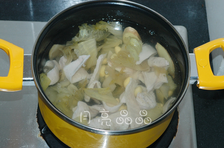 白果酸菜猪肚汤的做法