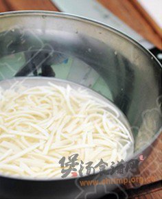 金针菇酸辣汤的做法