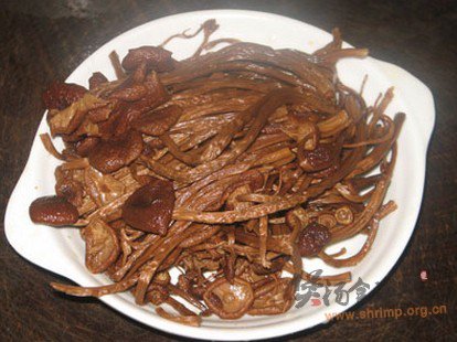 茶树菇煲猪脊骨汤的做法