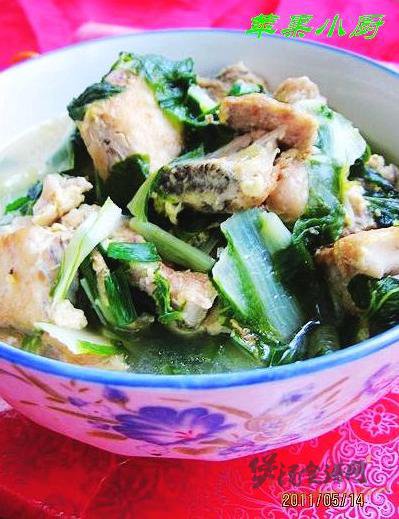 小白菜炖鲈鱼排的做法