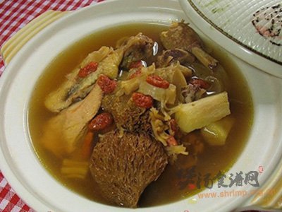 鲜士茯苓猪碾汤的做法