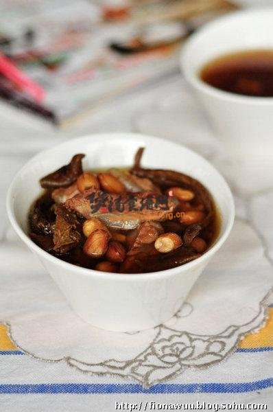 茶树菇花生排骨汤的做法
