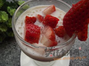 草莓牛奶西米露的做法