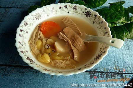 银杏腐竹猪肚汤的做法