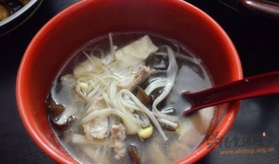 金针菇木耳豆腐猪肉汤的做法
