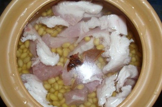 黄豆猪肉煲的做法