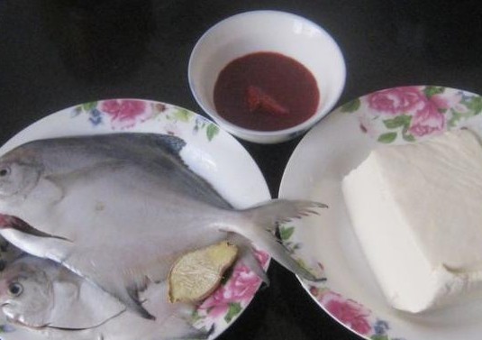 红腐乳鲳鱼豆腐煲的做法