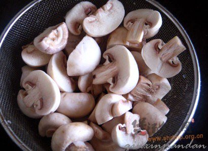 蘑菇排骨汤的做法