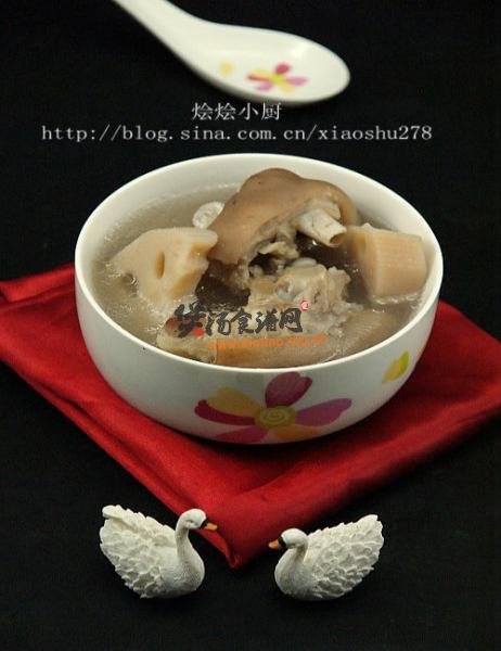 (图)莲藕花生猪手汤的做法