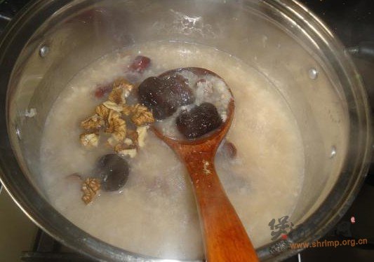 山楂核桃薏米粥的做法