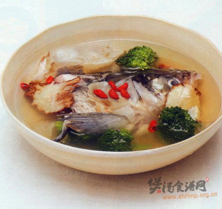 天麻枸杞鱼头汤的做法