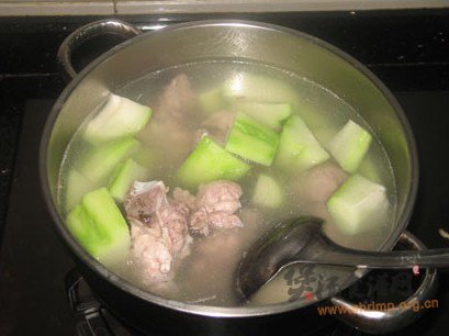 合掌瓜煲猪骨汤的做法