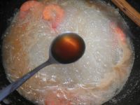 白萝卜鲜虾煲的做法