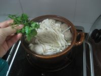 金针菇豆腐煲的做法