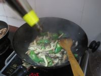 尖椒炒双菇的做法