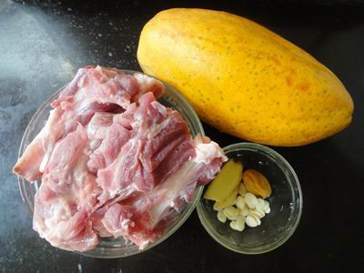 木瓜杏仁煲猪骨的做法