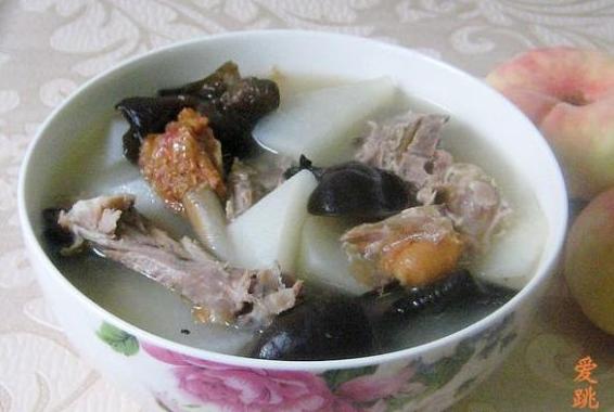 白萝卜黑木耳炖烤鸭架子汤的做法