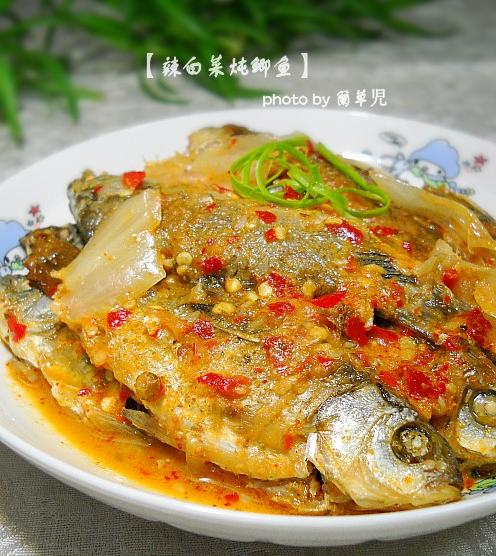 辣白菜炖鲫鱼的做法