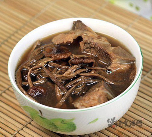 茶树菇煲猪脊骨汤的做法