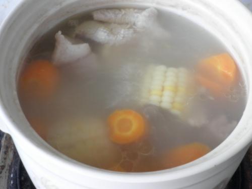 玉米甘笋脊骨汤的做法