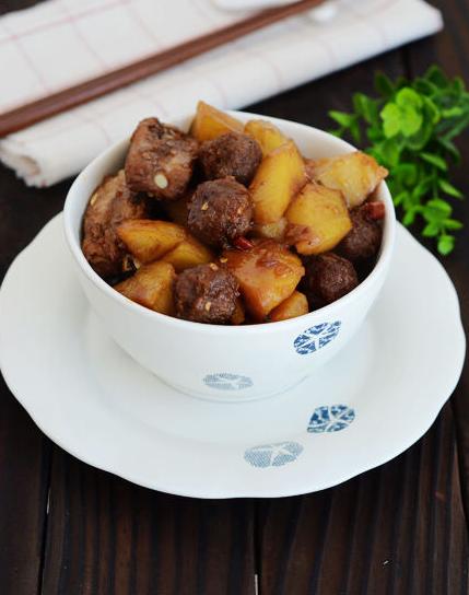 排骨肉丸炖土豆的做法