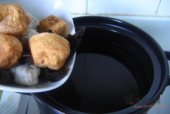 白菜油豆腐鱼丸汤的做法