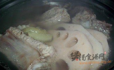 土锅莲藕排骨汤的做法