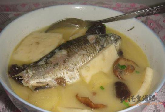 鲫鱼炖鱼豆腐汤的做法
