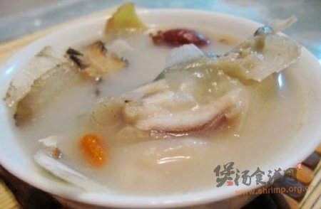 葛根川芎白芷炖鱼头汤的做法
