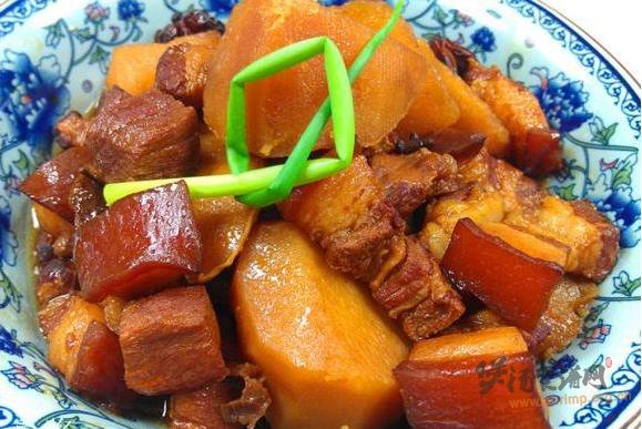 砂锅红烧肉炖土豆的做法