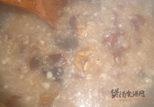 山楂核桃薏米粥的做法