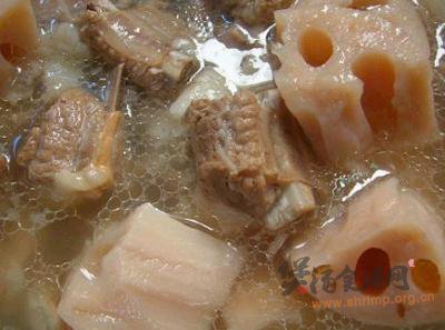 猪脊骨煲莲藕汤的做法