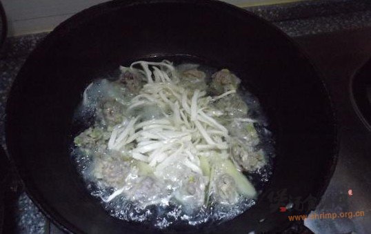 豆干白菜肉圆汤的做法