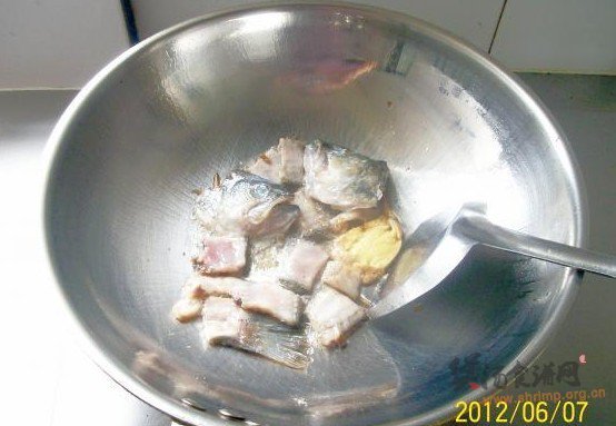 鲈鱼身骨豆腐汤的做法