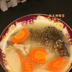 胡萝卜山药鲫鱼汤的做法