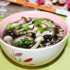 蟹味菇紫菜肉片汤的做法